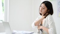 Kebiasaan 'Kretek' Leher untuk Usir Pegal dapat Picu Stroke, Benarkah?